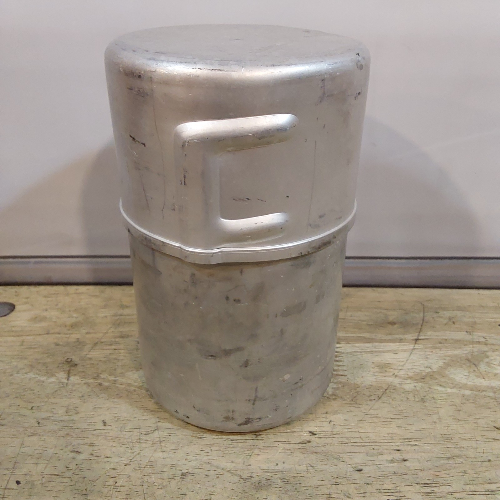 M1950 Stove Leyse – Case Pots Pans Canister – Dents Discoloration