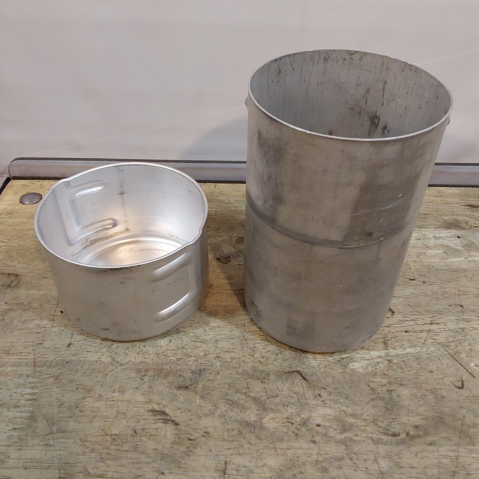 M1950 Stove Leyse – Case Pots Pans Canister – Dents Discoloration