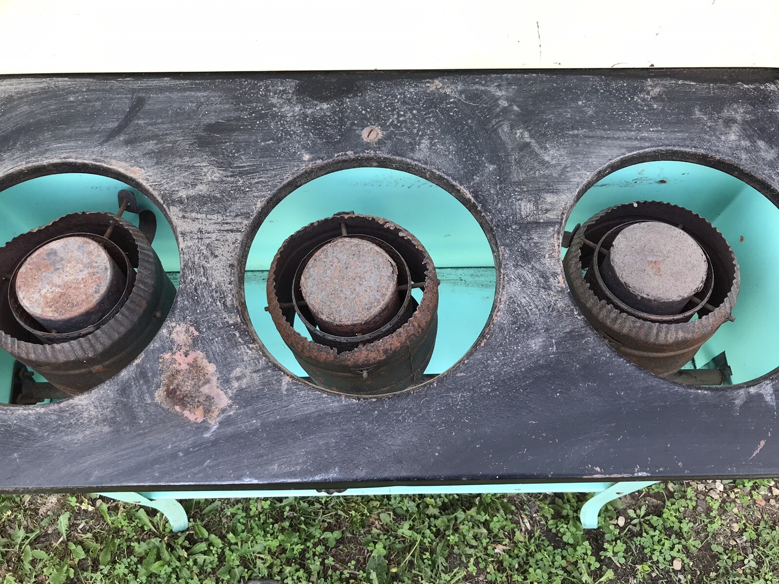 VTG 3 BURNER OUTDOOR TURQUOISE STOVE 39.5” TALL X 35 X 14 1/3” DEEP