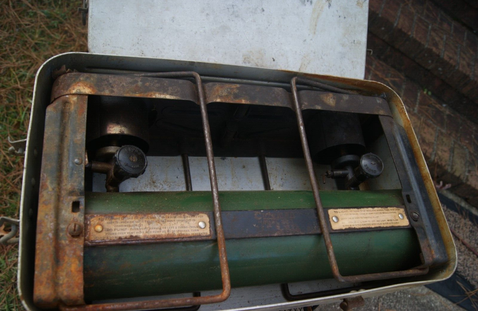 AGMCO 1944 2 BURNER MILITARY STOVE WITH ALUMINUM CASE