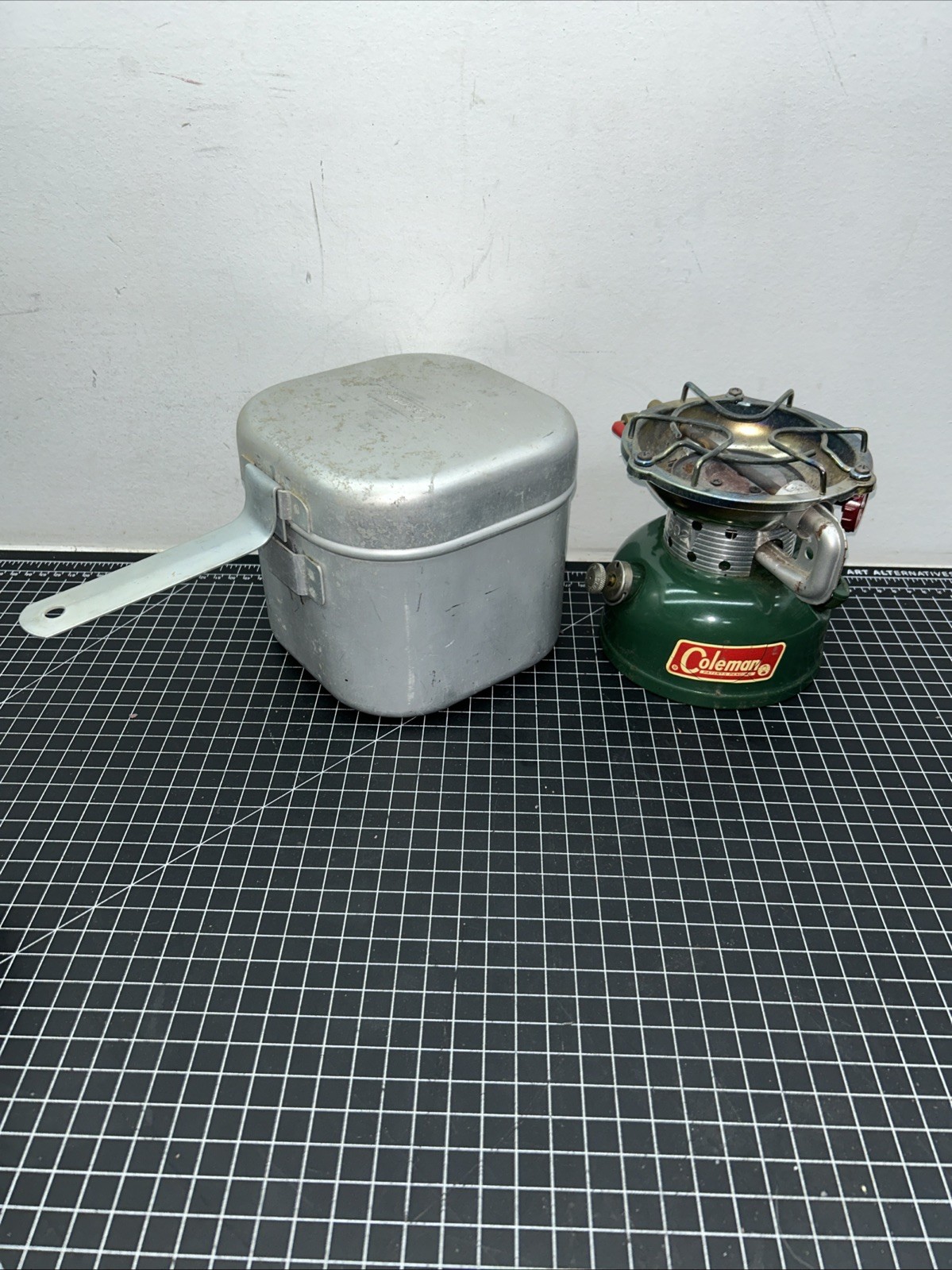 1967 COLEMAN SPORTSTER STOVE 502 W/ ALUMINUM CASE COOK POT