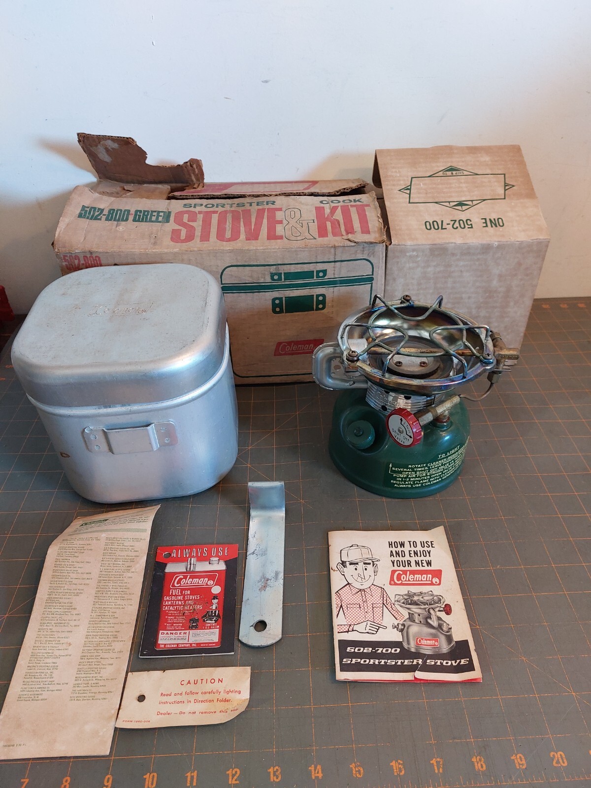 COLEMAN 502-700 SINGLE BURNER CAMP STOVE 1970 w BOX 502-800 Kit