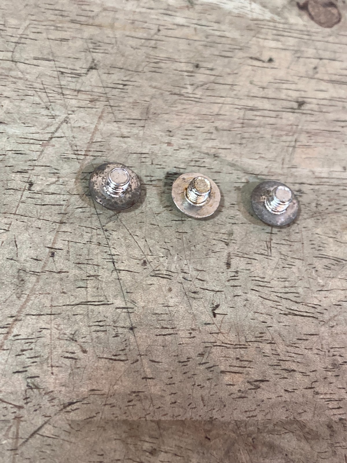 M1950 Coleman Stove – Grate Screw Set