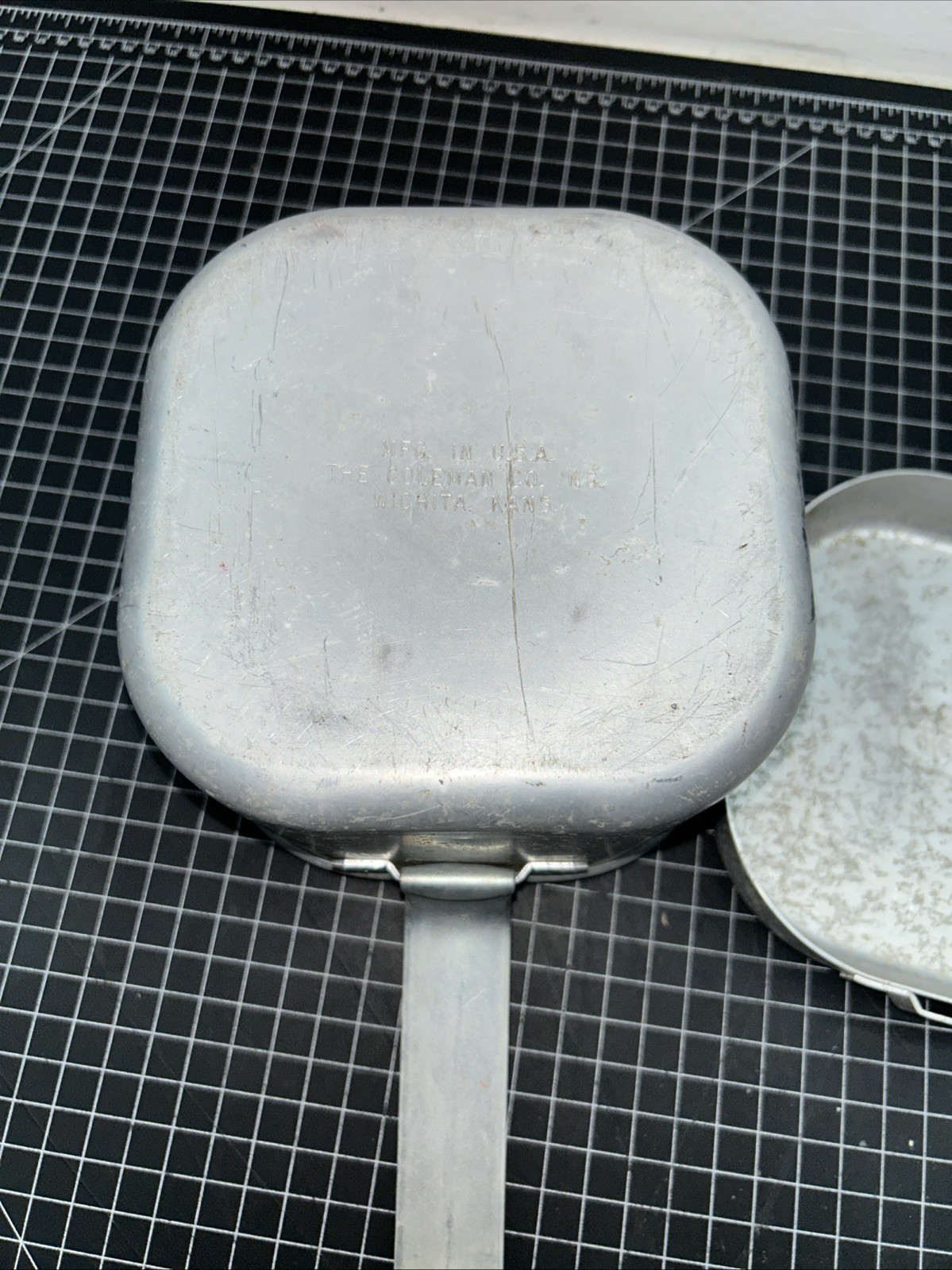 1967 COLEMAN SPORTSTER STOVE 502 W/ ALUMINUM CASE COOK POT