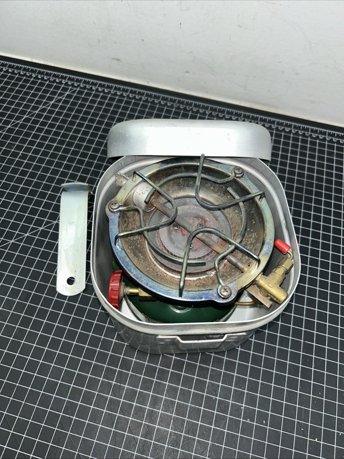 1967 COLEMAN SPORTSTER STOVE 502 W/ ALUMINUM CASE COOK POT