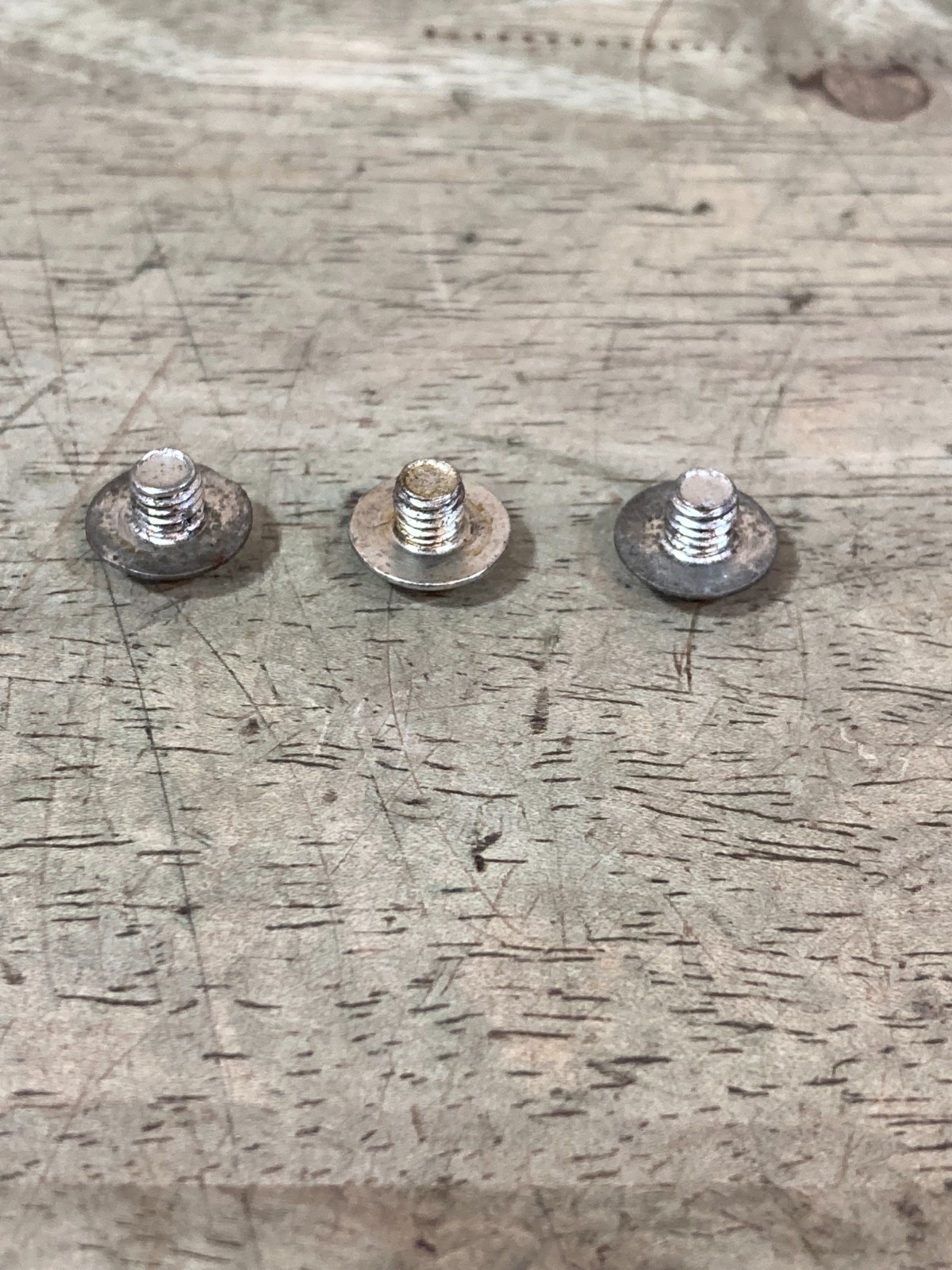 M1950 Coleman Stove – Grate Screw Set