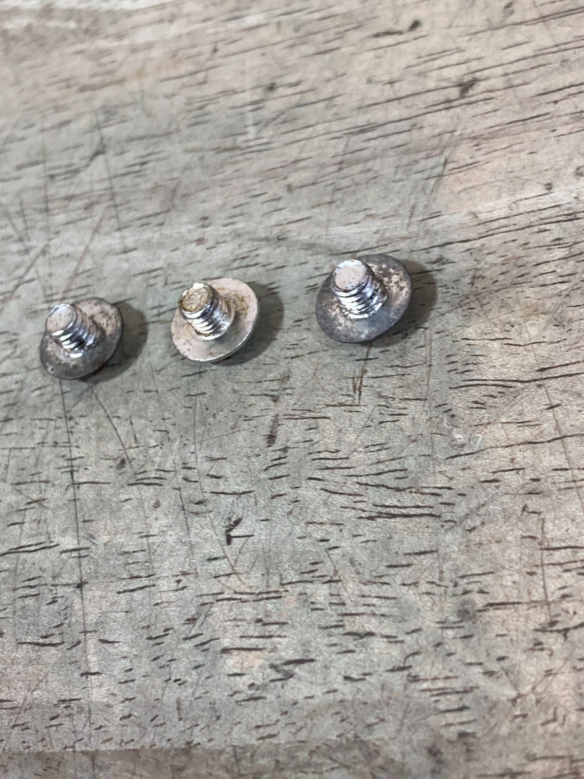 M1950 Coleman Stove – Grate Screw Set