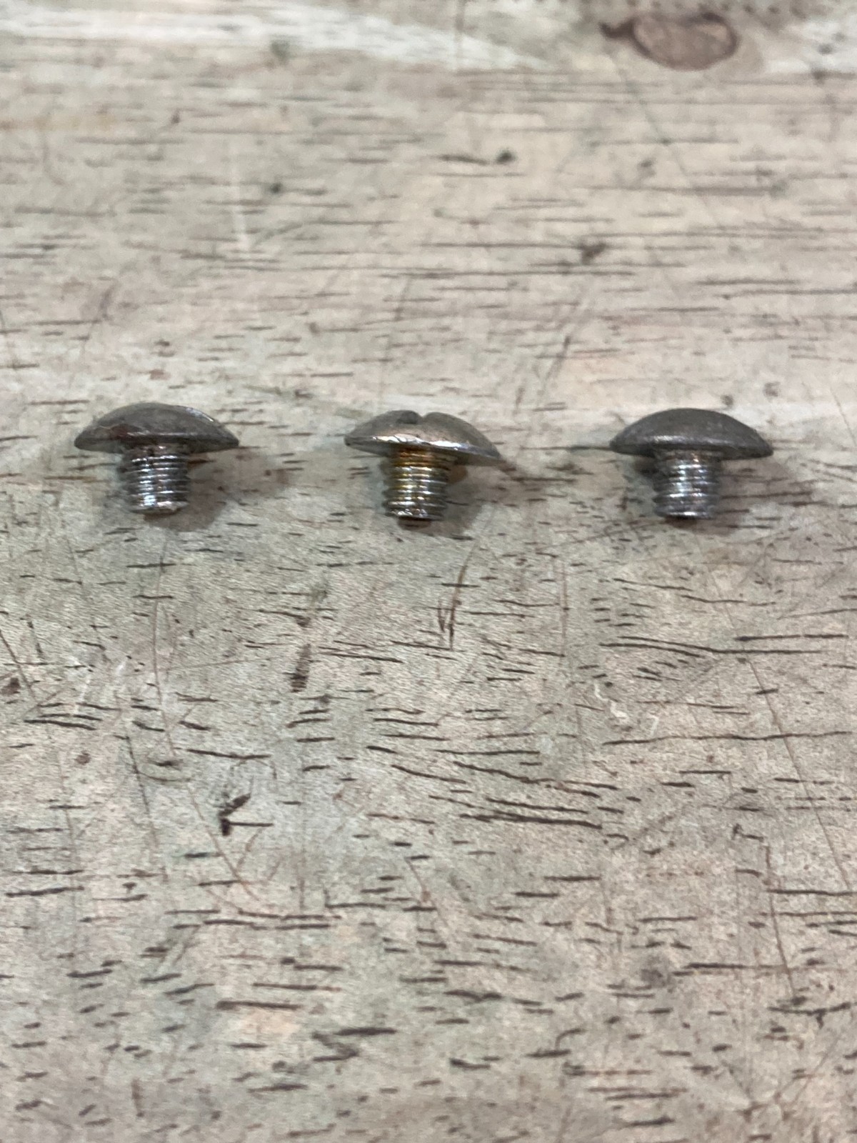 M1950 Coleman Stove – Grate Screw Set