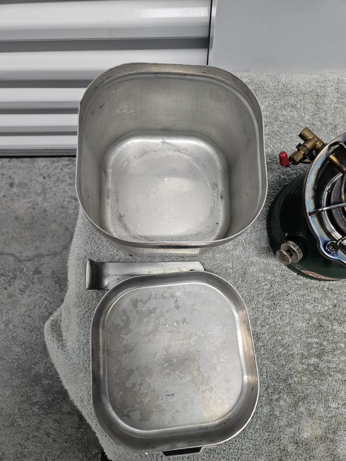 1971 COLEMAN 502 Single Burner Camp Stove With Aluminum Cook Kit Case Heat Drum