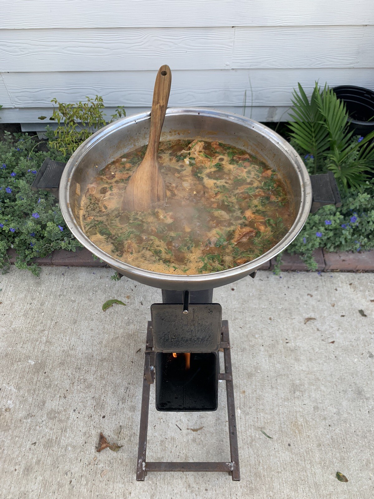 LAREDOS BLACKSMITHS PORTABLE ROCKET STOVE 2YRS WARRANTY