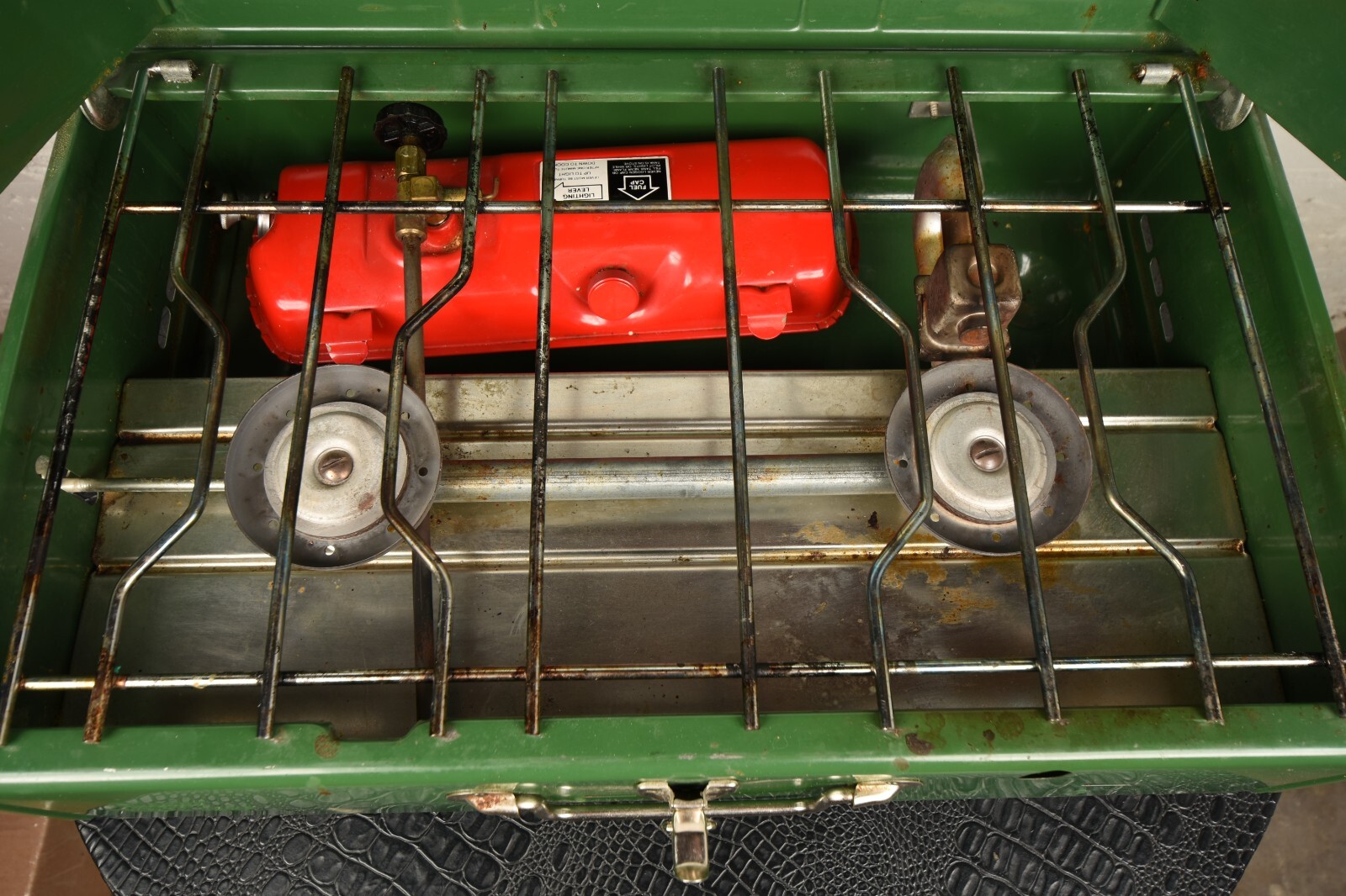 1980’S Coleman Two Burner Camp Stove 413H w/ Box Preowned Working W/Tank