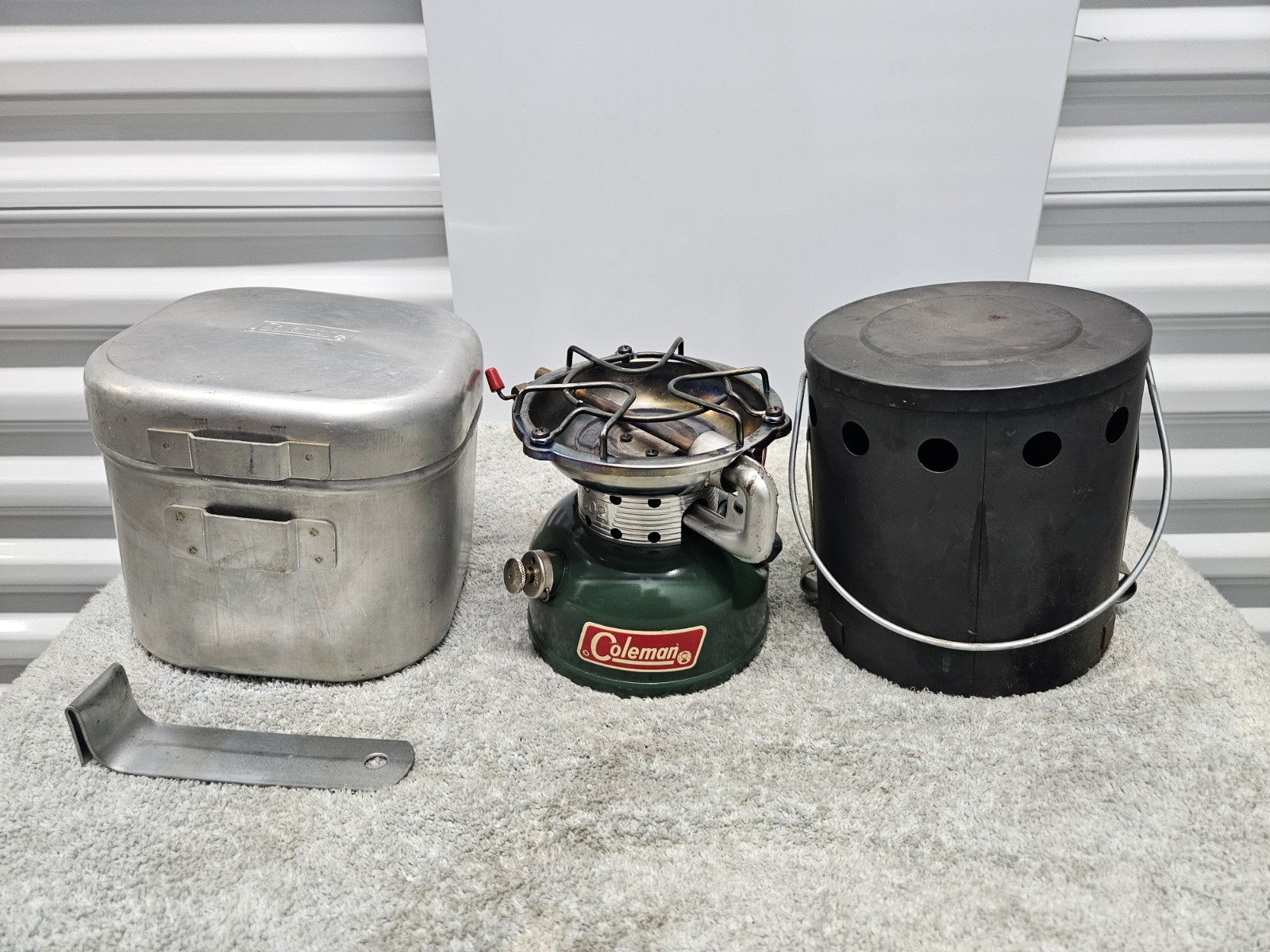 1971 COLEMAN 502 Single Burner Camp Stove With Aluminum Cook Kit Case Heat Drum