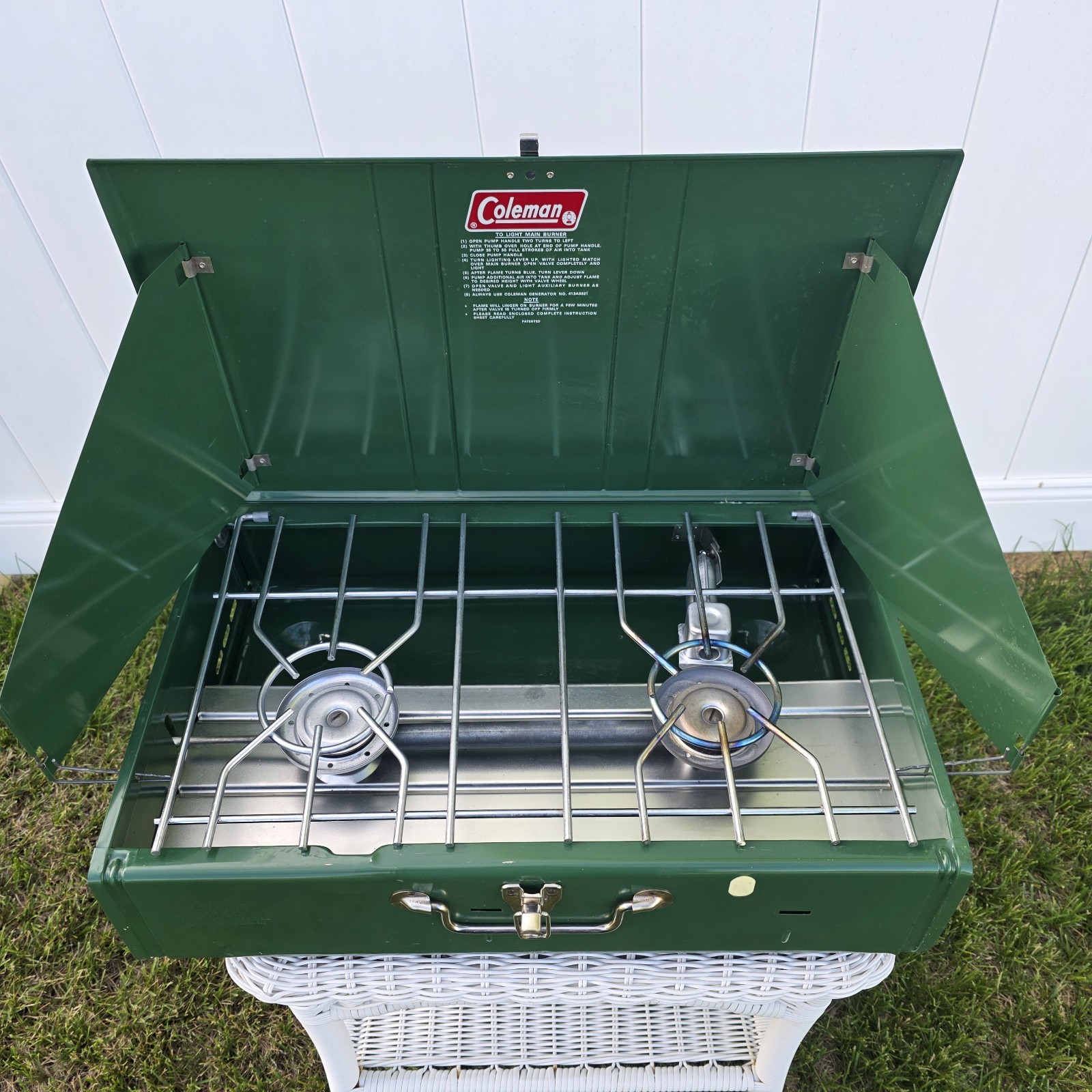 Vintage Coleman 413G / 413G499 2 Burner Camp Stove w/ Original Box Great Shape