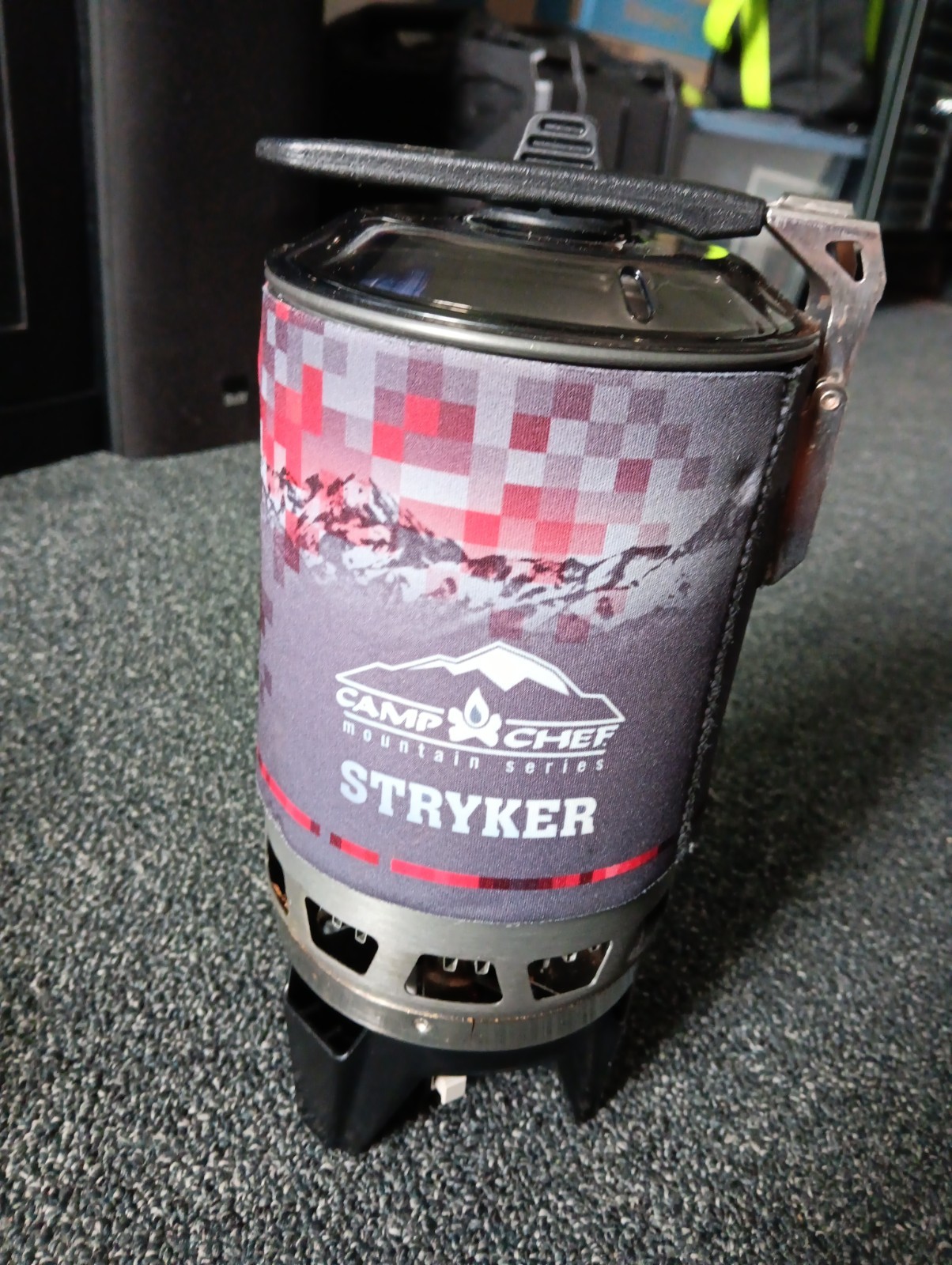 Camping stove Chef Mountain Series Stryker 100 Isobutane Stove, Black/Red, MS100
